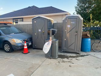 Porta potty carpa cooler water slide