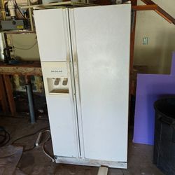 Free side by side refrigerator/freezer