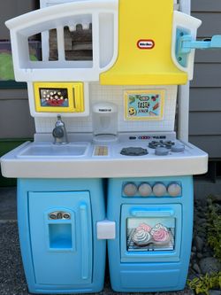 Little Tikes Tasty Jr Bake N Share Kitchen