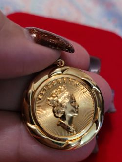 18K Real Gold Pendant Queen ELIZABETH 