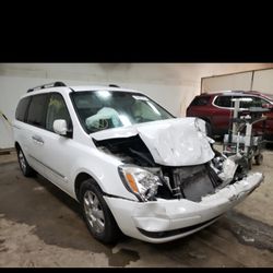 2008 Hyundai Entourage, Hit In The Front - For Parts