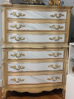 Wooden chest of drawers