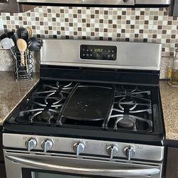 Frigidaire Oven And Microwave Set