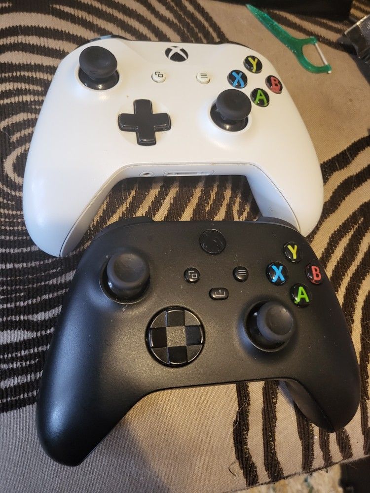 2 Xbox One Wireless Controllers Both In Excellent Condition