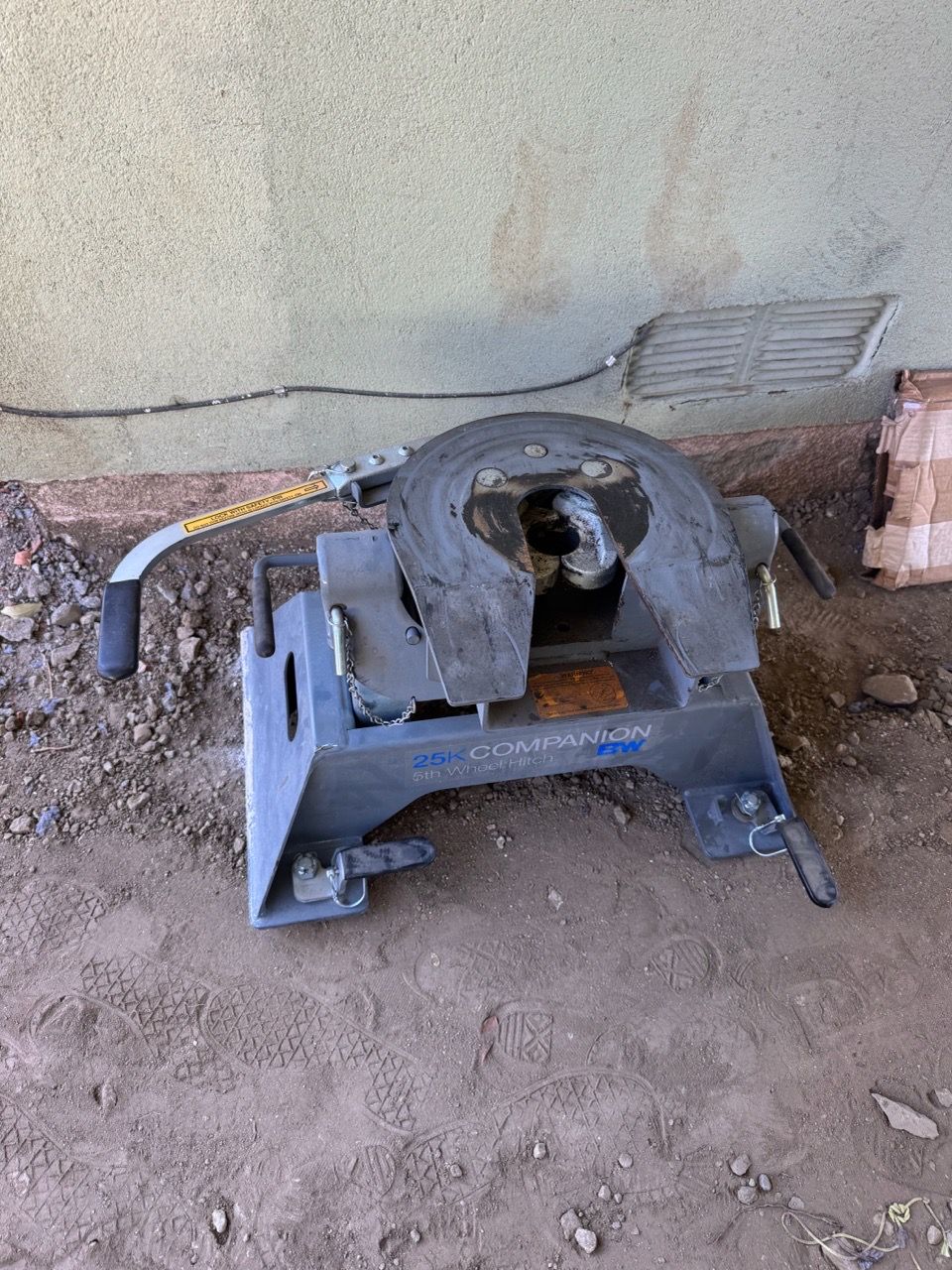B&W Companion 5th wheel hitch for Sale in Upland, CA - OfferUp