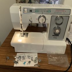 Like New Necchi Sewing Machine with accessories, manual & Case barely use it, habló Español 