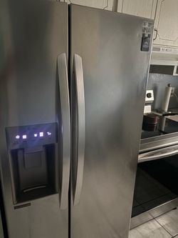 Clean 5-Yr LG Stainless Steel 2-Door Fridge - Excellent Condition!