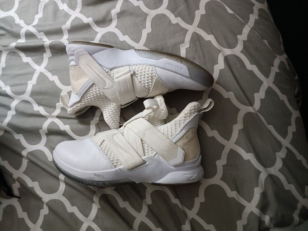 Nike Lebrons Soldiers 12