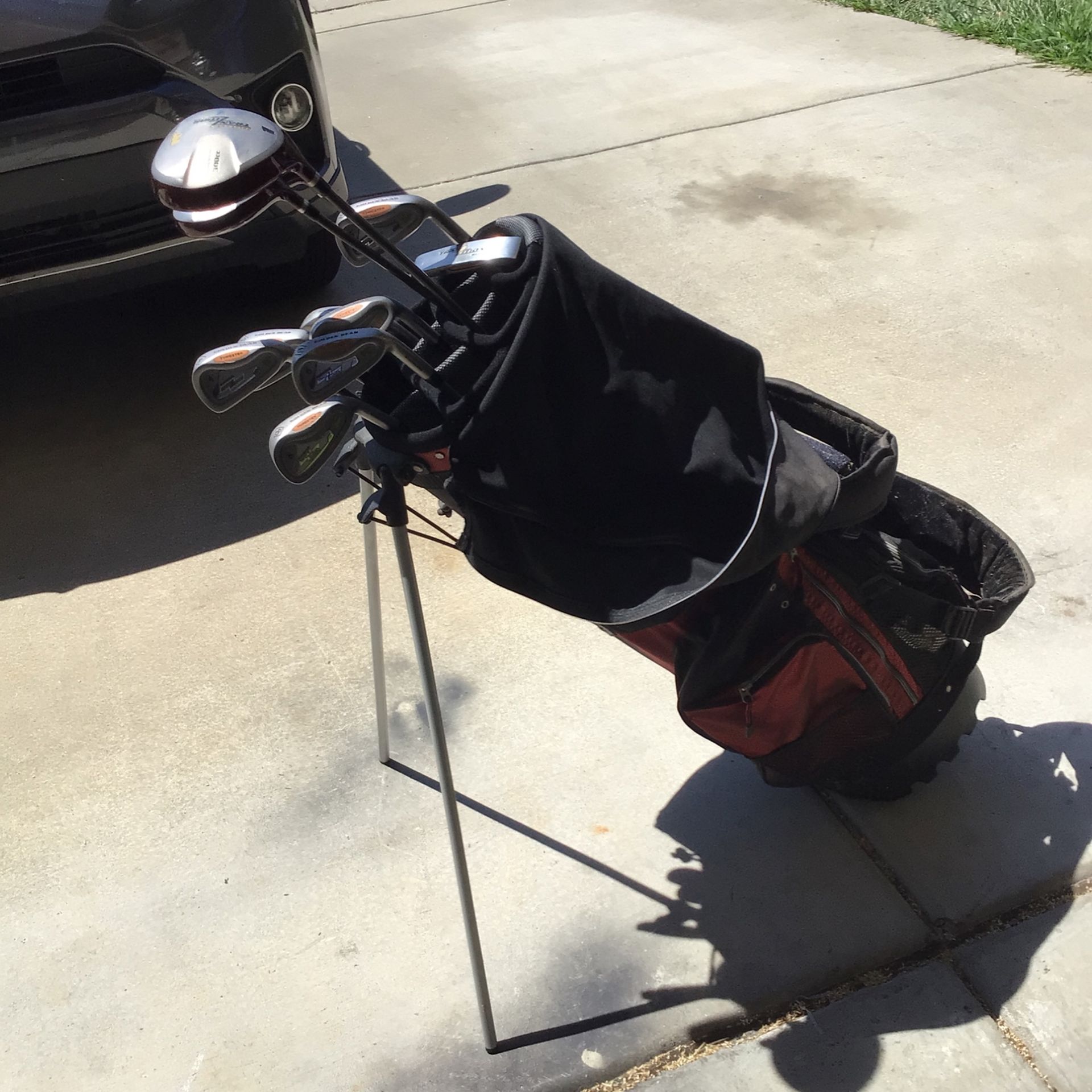Golden bear Golf Club Set Golden Bear Drivers Golden Bear Putter Golden Bear Nice Super Light Bag Excellent Condition Rain Cover Include