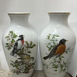 Danbury Mint vase - Robin Bird design. Serial number 8363