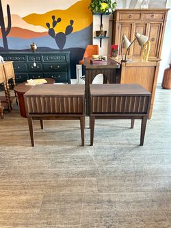 Mid-Century Modern Style Walnut Nightstands Pair / End Tables MCM