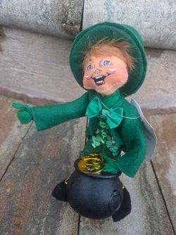Annalee Leprechaun Doll with Pot of Gold