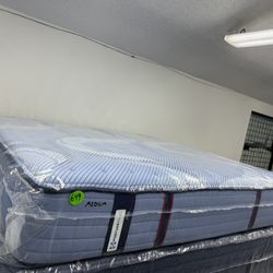 KING SIZE SEALY POSTUREPEDIC PRO MATTRESS & BOX SPRINGS BED SET