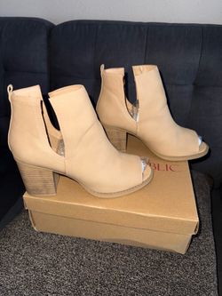 NUDE/TAN ANKLE BOOTIES. Women’s 8