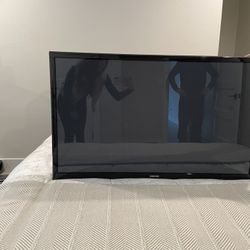 Samsung TV with Wall Mount 