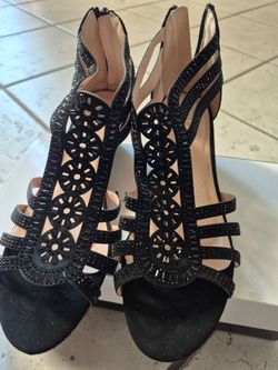 Size 7 the black one is new