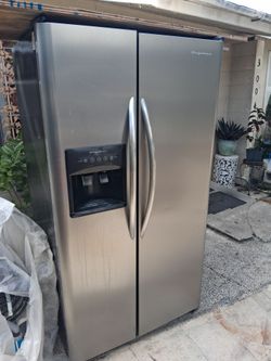 Frigidaire Stainless Refrigerator – Working