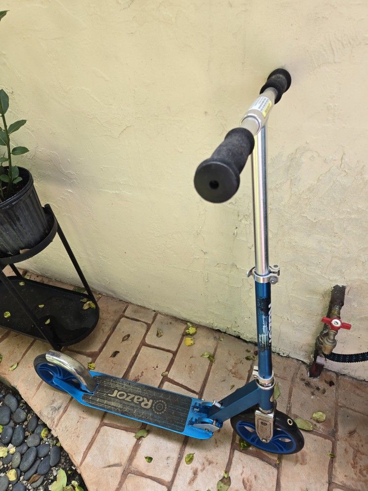 Razor A5 Lux Kick Scooter