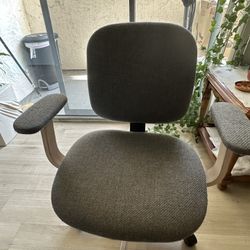 💺 Gray Swivel Task Chair with Wooden Armrests