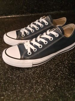 Converse Navy blue Womens 7.5 Great Condition 