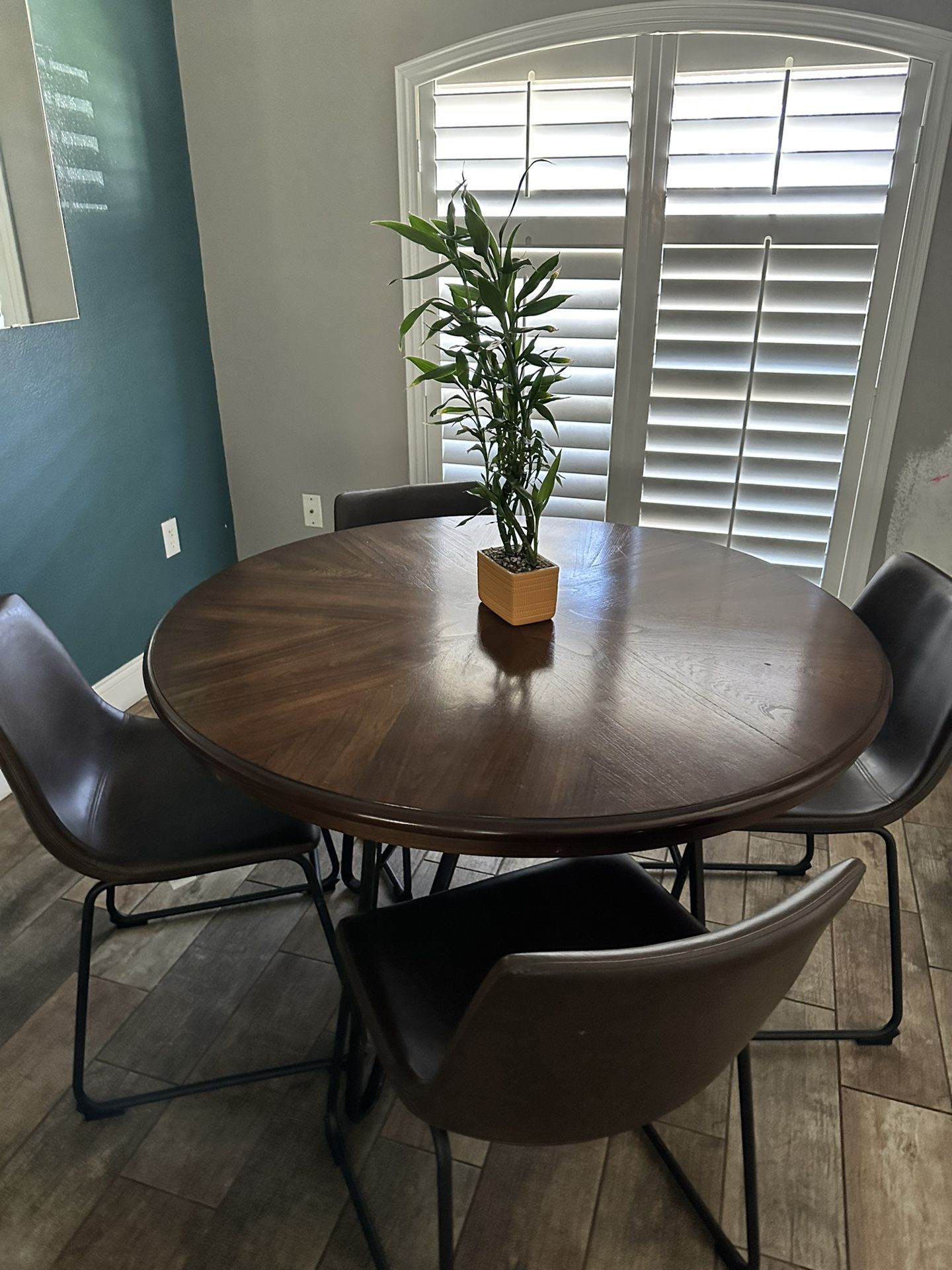 Brown Wooden Table With Chairs 