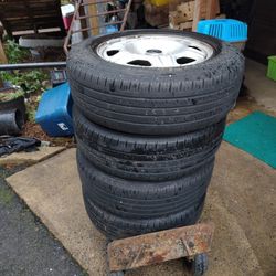 Set Of 4 rims and Tires 60%. 80$all