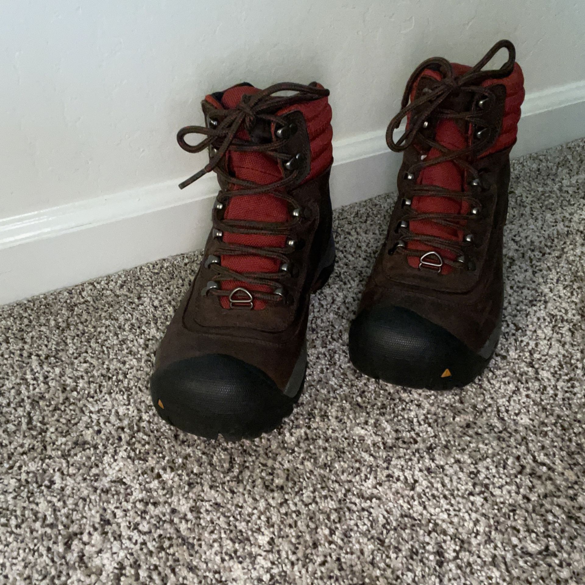 Keen Size 8 Hiking Boots