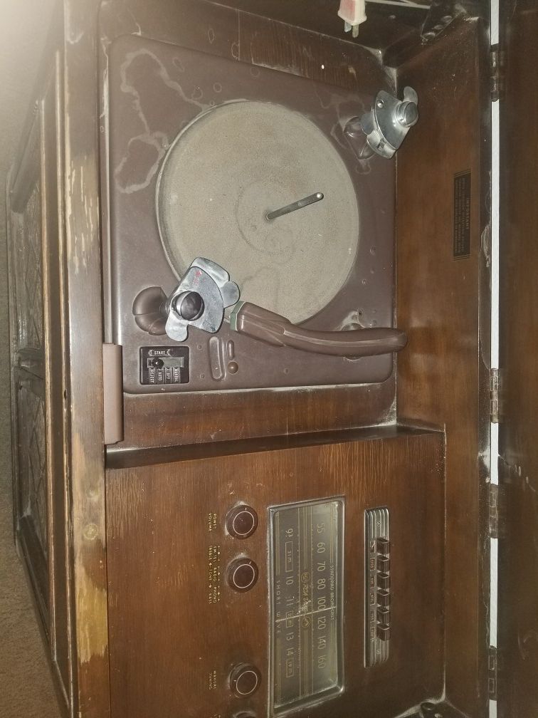 1930's victor RCA radio and record player