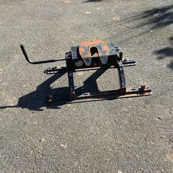 Fifth wheel trailer hitch