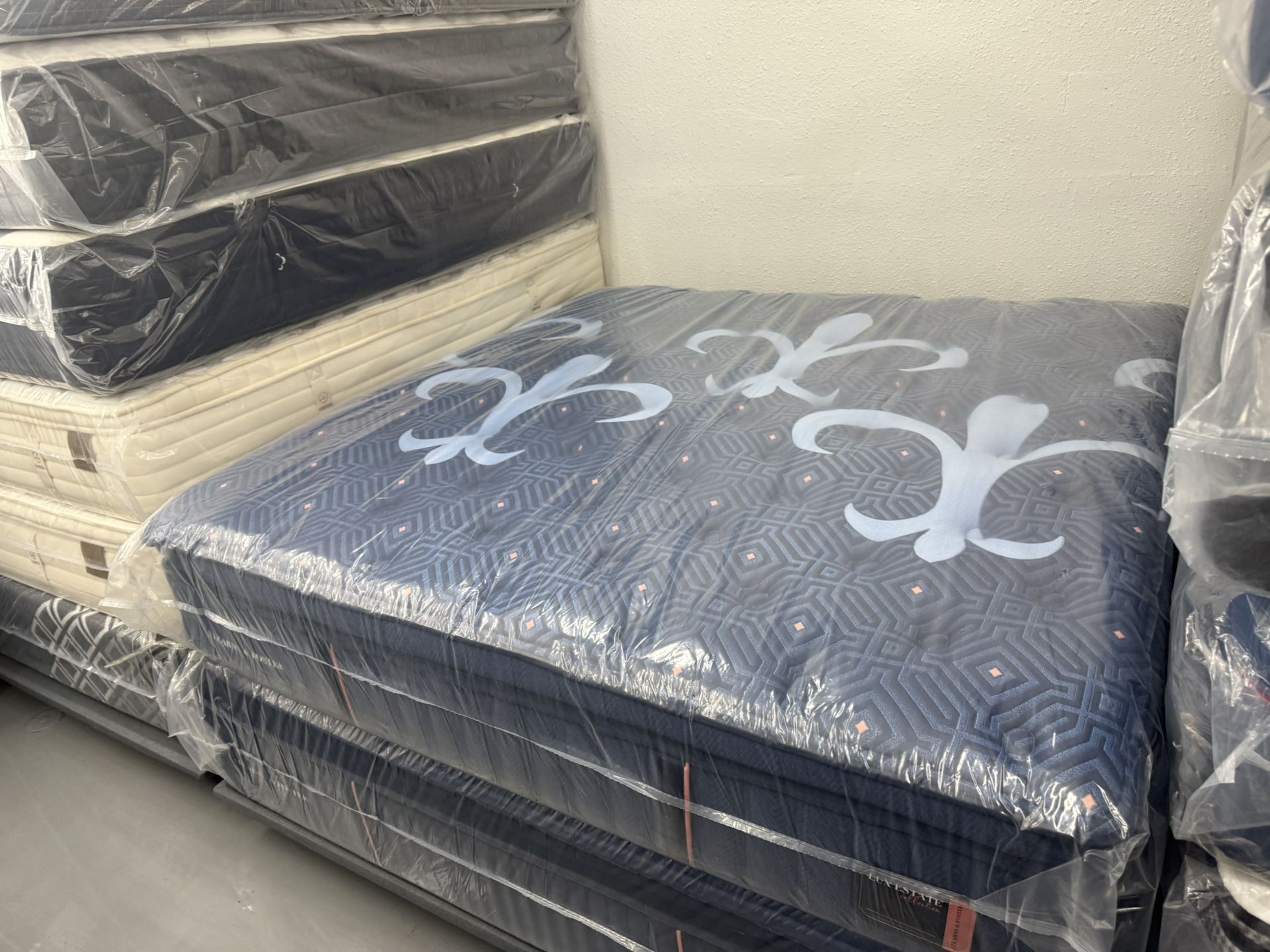 KING SIZE STEARNS & FOSTER LUX ESTATE PILLOW TOP MATTRESS & BOX SPRINGS BED SET