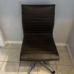 Leather Office Chair🌷Adjustable and Rolling 🌷Good Condition 🌷
