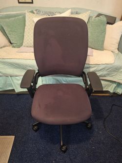 Steelcase Leap V2  Ergonomic office chair featuring a grey fabric upholstery.