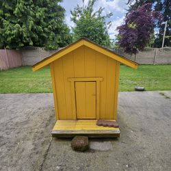 Custom yellow dog house