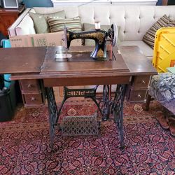 Singer Sewing   Antique Threadle  Machine