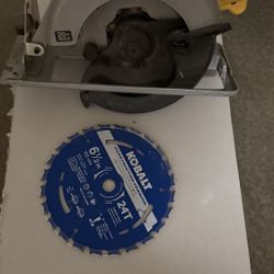 Dewalt Saw With Blade 