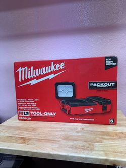 Milwaukee M12 PACKOUT Flood Light with USB Charging