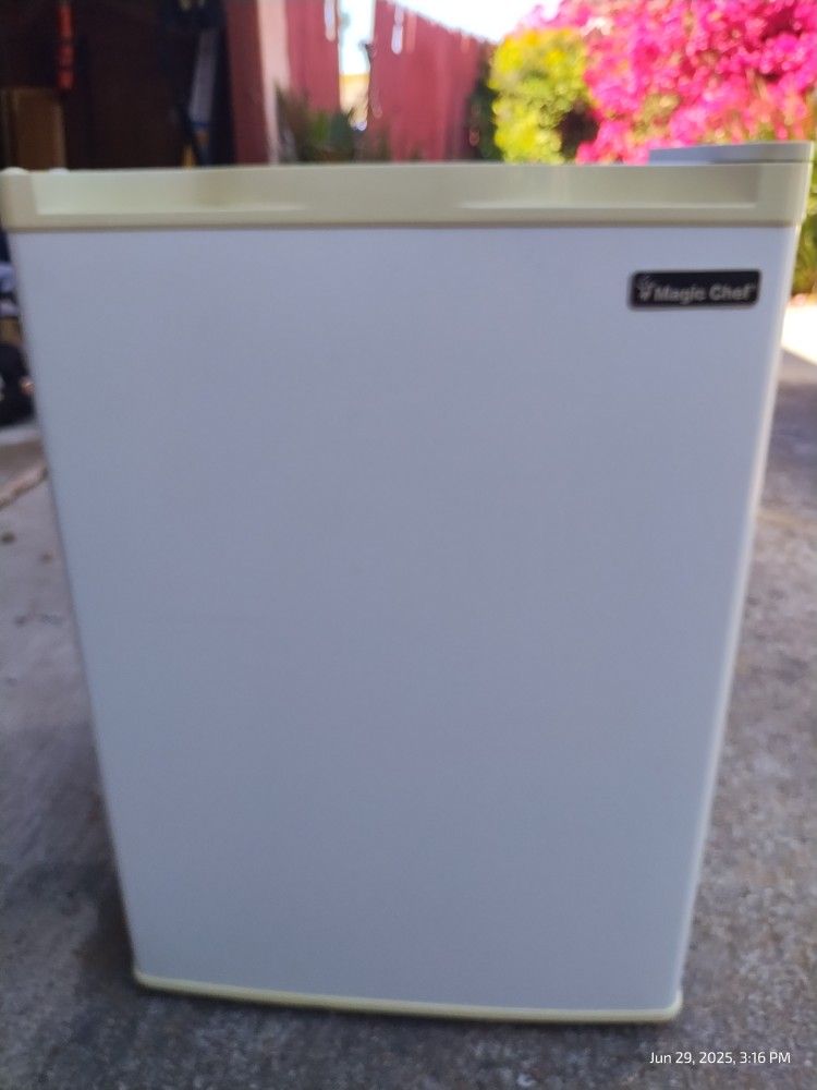 Magic Chef Mini Fridge 17.5 x 25"