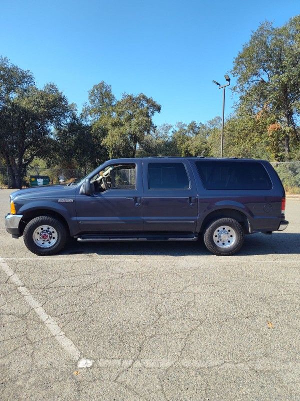 2000 Ford Excursion, Seats 9. $3500