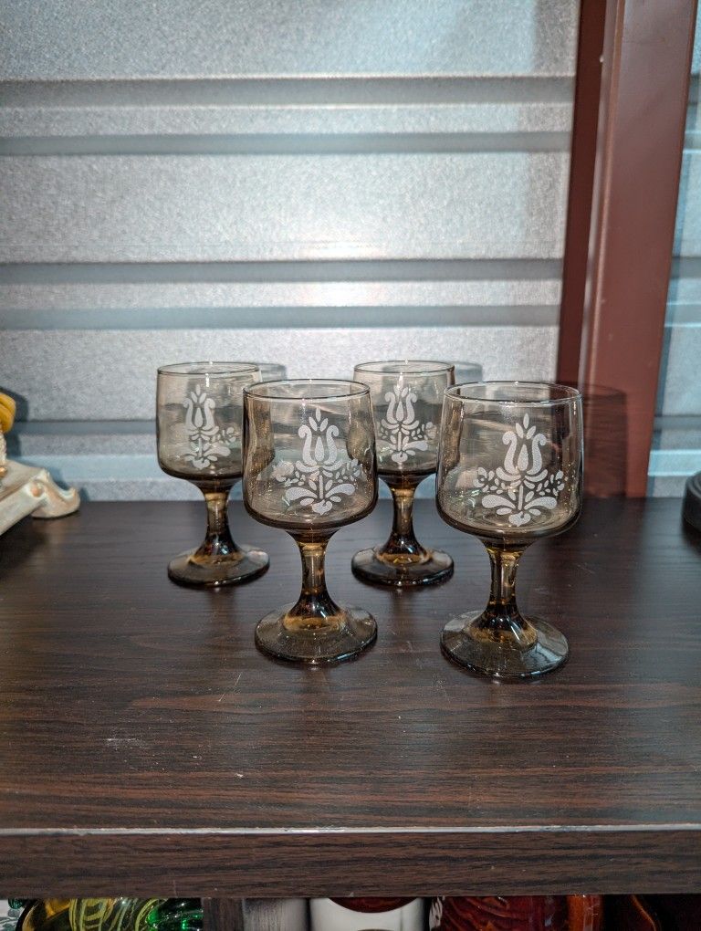 Vintage Pfaltzgraff Village Set of 5 Brown Water Stem Glasses Goblets Drinkingpreowned in good condition. fun vintage brown tinted glasses with white