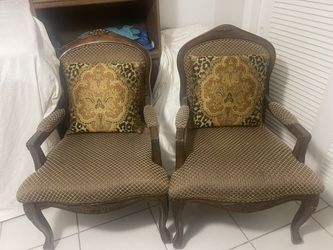Two Accent Armed Chairs  (Sillas, Hablo Español)