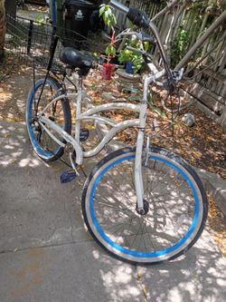 BIKE NEEDS WORK BACK TIRE IS FLAT $40 PICK UP IN SUN VALLEY