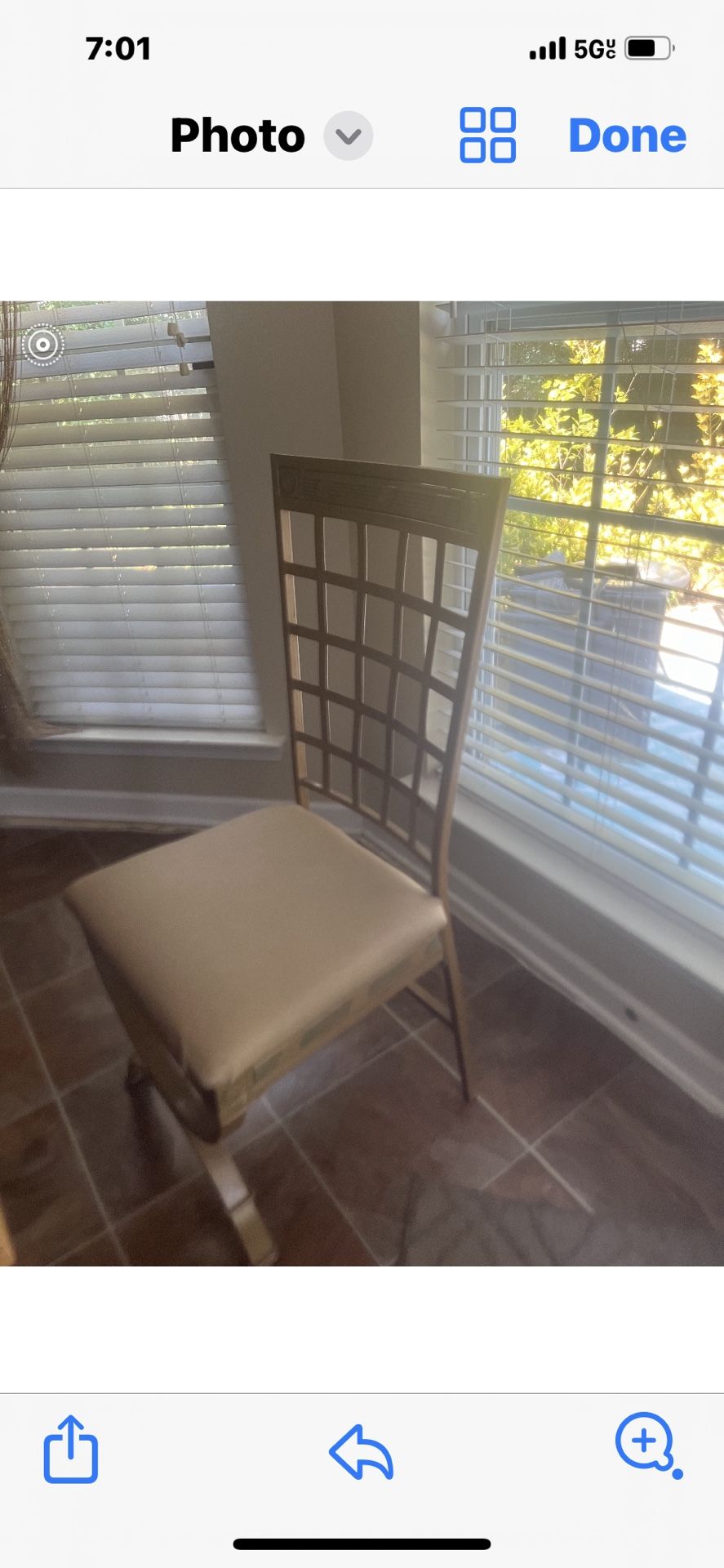 Great condition, dining room/kitchen table 6 chairs