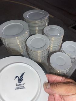 Lynn’s Rose Victoria 832 Stoneware Plates – Gold Trim – Excellent Condition  Beautiful Lynn’s Rose Victoria 832 stoneware set, made in China with eleg