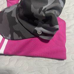 Médium Suport Adidas Bras And Lululemon Hats 