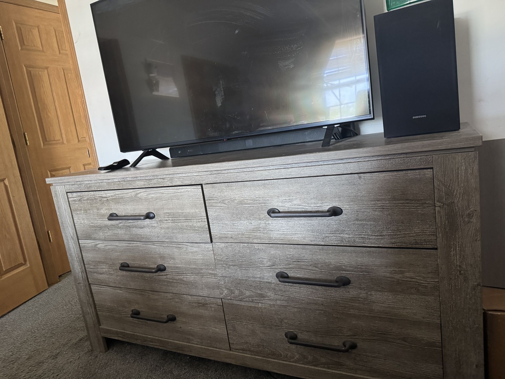 Modern 6-Drawer Dresser – Great Condition