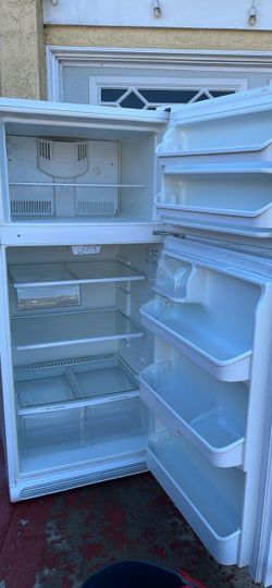 Refrigerator Kenmore white