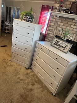 ✨✨BEAUTIFUL WHITE DRESSER SET OF TWO✨✨