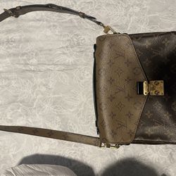 Louis Vuitton Pochette Me’tis