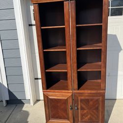 Bookcases/shelves