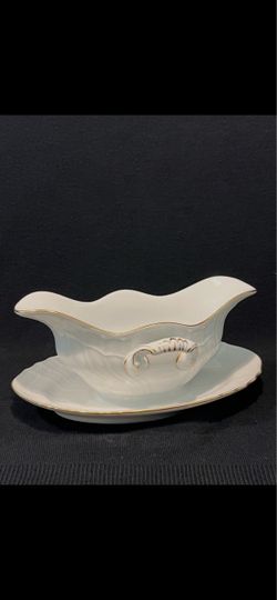RUCHARD GINORI Di Doccia Sanremo White Porcelain Gold Trim Gravy Boat Italy . Highest quality porcelain made in Italy gravy boat with under plate is i